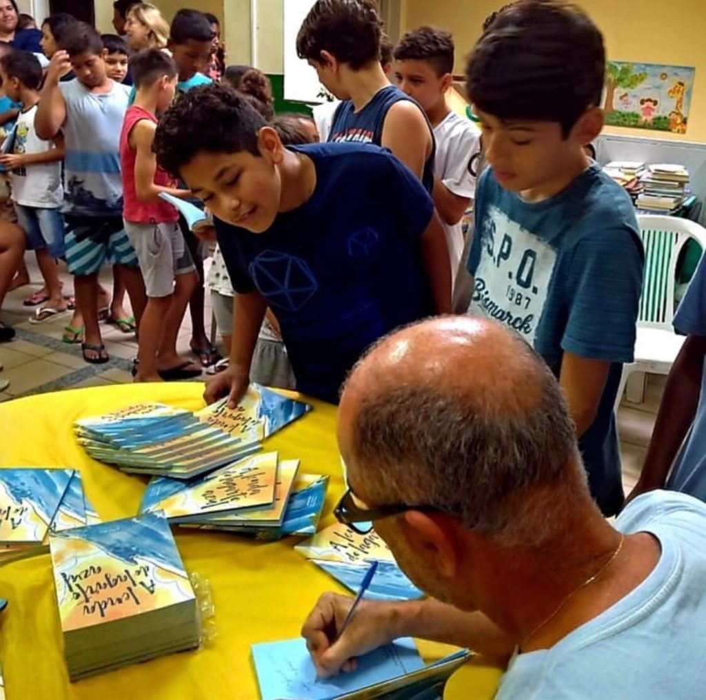 Jonas Reis autografando seus livros
