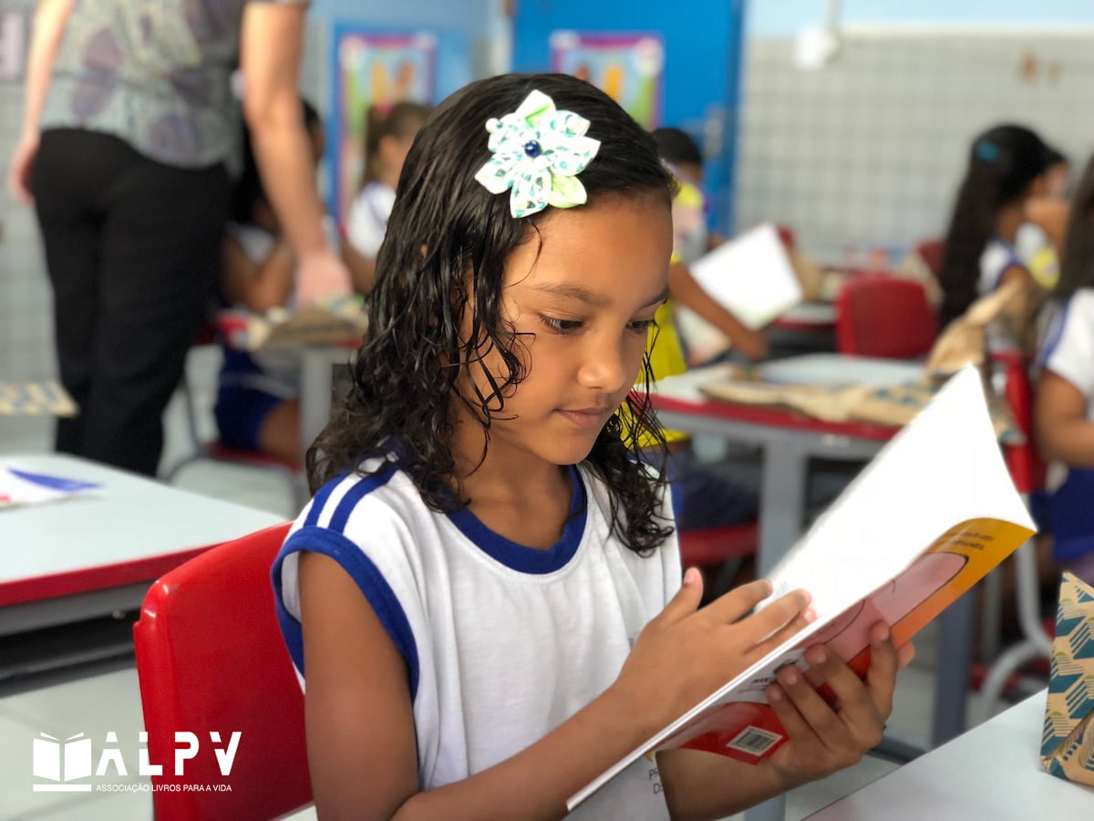 Menina Flor Cabelo Lendo Livro
