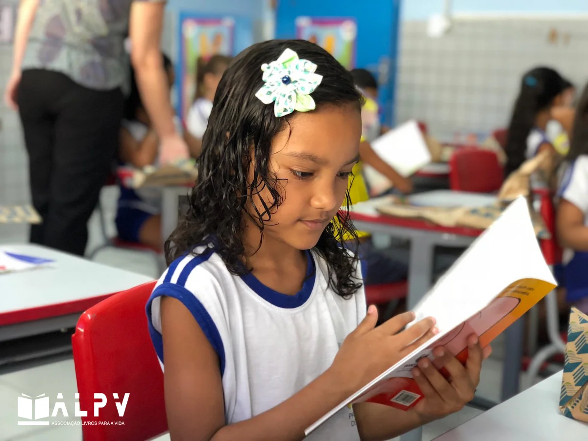 Menina Flor Cabelo Lendo Livro