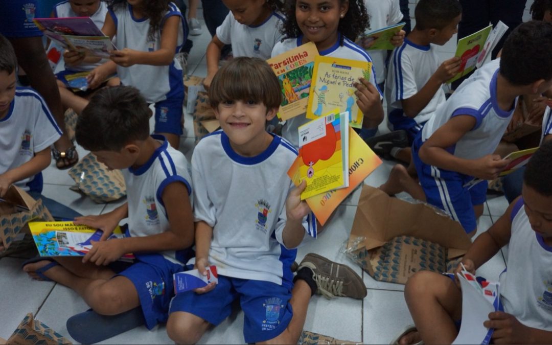 Alunos de Escolas Públicas Ganham Livros Novinhos de Presente