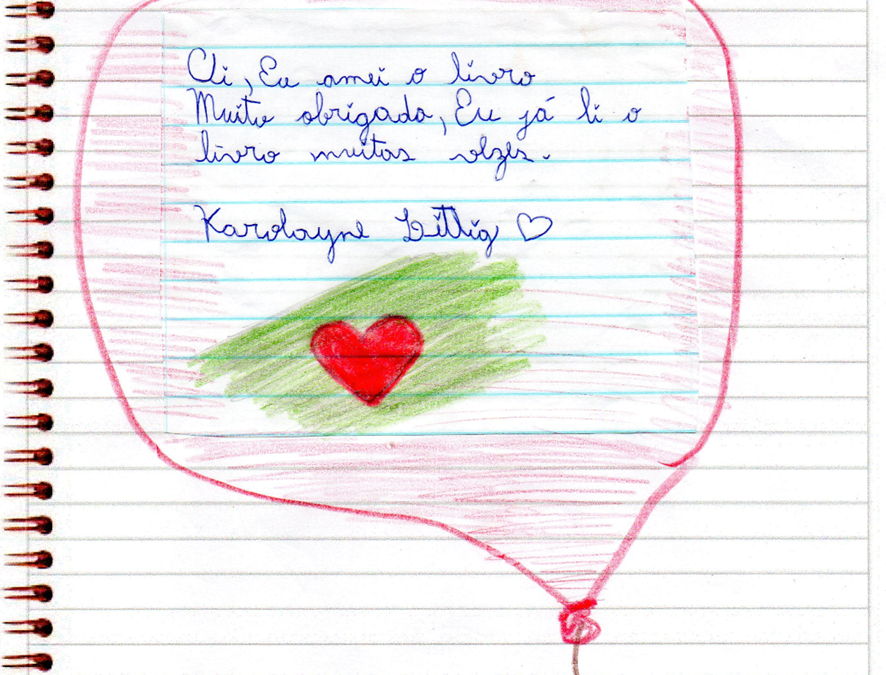 QUE COISA MAIS LINDA!! ALUNOS PRESENTADOS COM LIVROS DE LITERATURA AGRADECENDO OS PRESENTES!